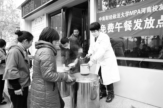 鄭州市經一路和緯五路交叉口，免費午餐吸引了很多人排隊