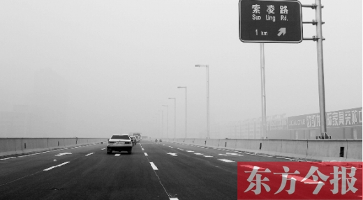 昨天上午，東方今報(bào)記者跟隨鄭州市交巡警部門(mén)，提前探路已具備通車(chē)條件的鄭州市三環(huán)快速路