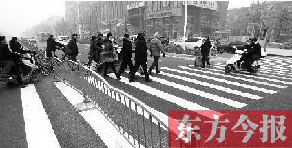 昨日，鄭州市建設(shè)路百花路口，馬路斑馬線被交通護(hù)欄隔斷
