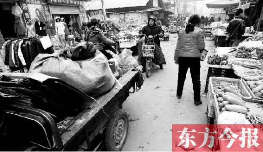 和所有的都市村莊一樣，老鴉陳也充滿著形形色色的人，窄窄的巷子因占道經營變得更加狹窄