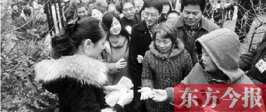 12月8日，鄭州市民排隊領取地鐵試乘劵。