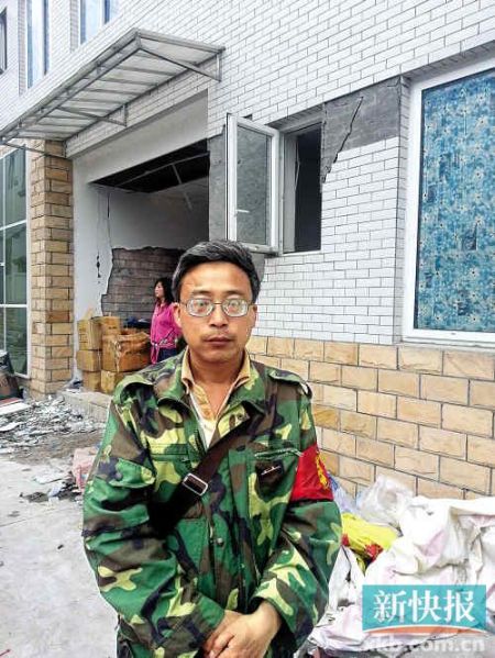 被免副鄉長楊成毅成災區首位免職干部，接受新快報記者采訪時稱：“服從組織決定，大難當前官位不要緊”