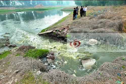 馬頭崗污水處理廠一處溢流口排放污水，異味明顯。