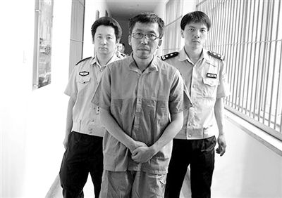 警方押解犯罪嫌疑人“立二拆四”。