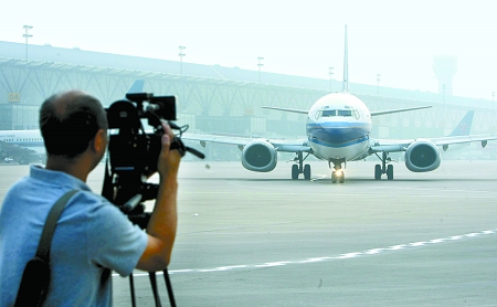 　8月28日，一架嶄新的波音737-800型飛機(jī)平穩(wěn)降落在鄭州新鄭國(guó)際機(jī)場(chǎng)。