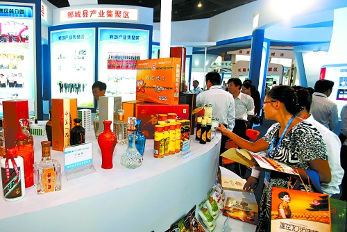 9月24日，2012中國（鄭州）產業(yè)轉移系列對接活動產業(yè)轉移暨新型工業(yè)化成果展在鄭州國際會展中心舉行