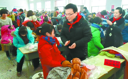 1月20日，省直團工委組織19個省直廳局的38名青年干部，來到三門峽市澠池縣果園鄉(xiāng)，開展“大手拉小手