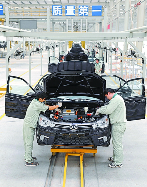 　　4月16日，新鄉(xiāng)市新能電動汽車有限公司的工作人員在電動汽車生產(chǎn)流水線上作業(yè)。目前，新鄉(xiāng)現(xiàn)有規(guī)模以