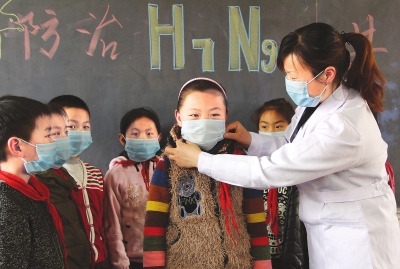 　　4月18日，內黃縣第三實驗小學的老師在為學生講解如何預防甲型H7N9流感。當日，內黃縣第三實驗小