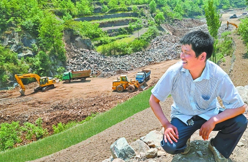 　　5月5日，魯山縣趙村鄉(xiāng)關(guān)岈村青年時(shí)軍偉看著正在建設(shè)的兩座小型水庫開心地笑了。他1994年開始外出
