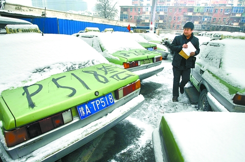 　12月21日，工作人員正在登記套牌出租車、假出租車