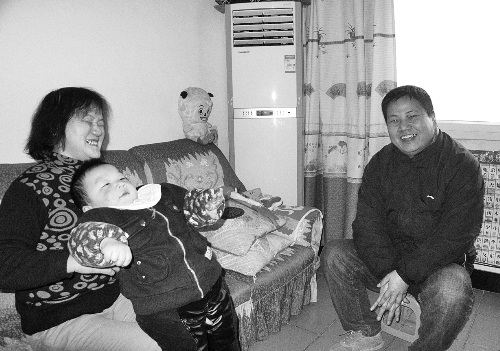 恩人找到了、飯碗保住了，張新明（右）與原竹青都開(kāi)心地笑了。