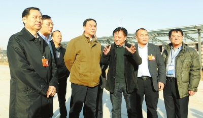 　　鄭州手拉手集團(tuán)董事長(zhǎng)賈長(zhǎng)明（右三）向省農(nóng)業(yè)廳廳長(zhǎng)朱孟洲（右四），省政府副秘書(shū)長(zhǎng)、省政府駐京辦主任