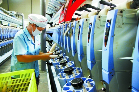 7月3日，在鄧州市永泰棉紡有限公司電腦控制全自動(dòng)紡紗車(chē)間，紡織工人正在生產(chǎn)棉紗。