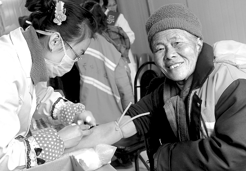 1月14日，汝南縣為全縣460多名環衛工人免費進行心電圖、胸透等13項健康檢查，并建立了個人健康檔案