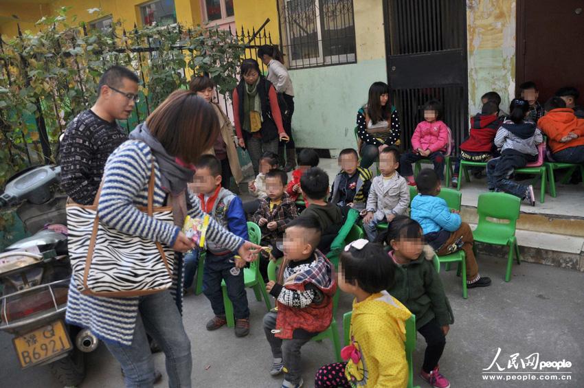 河南駐馬店市高新區(qū)一休幼兒園大門外聚集了數(shù)十位孩子家長,他們是來送孩子上學的,可是幼兒園大門卻被兩輛面包車里外堵死。周一一大早就遇到這事,不少家長特意給單位請假替孩子討要說法。
