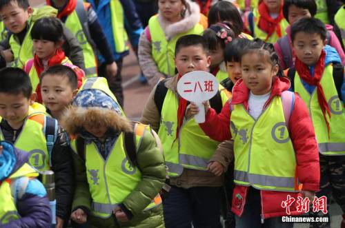 鄭州一小學為學生配發