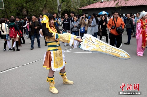 “Cosplay”美女云集西安交大櫻花節