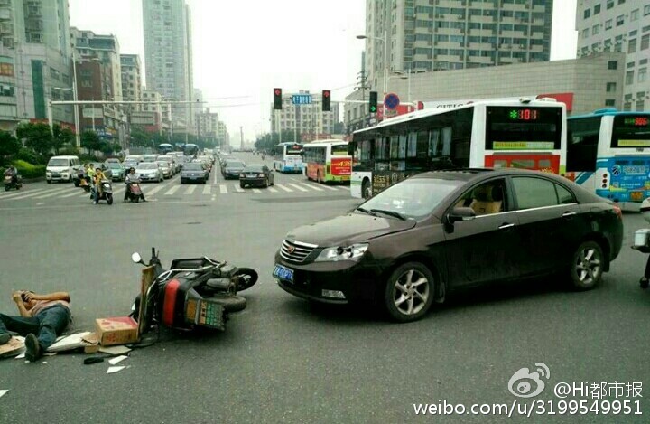 長沙男子車禍現場躺地上玩手機
