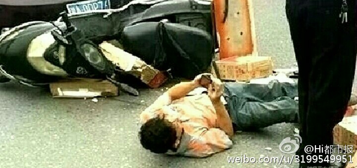 長沙男子車禍現場躺地上玩手機