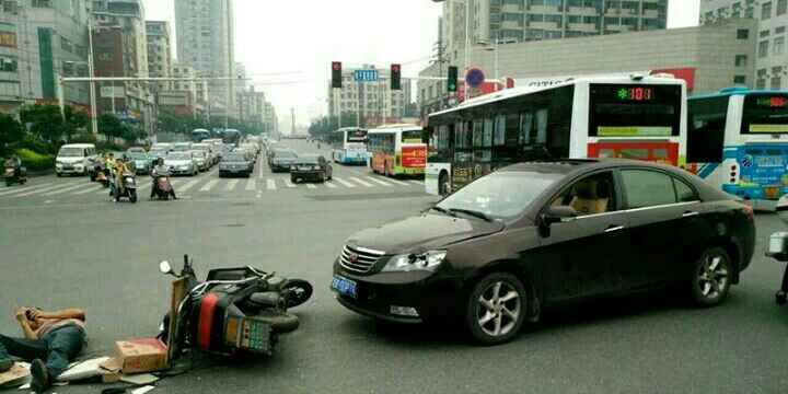 長沙男子車禍現場躺地上玩手機