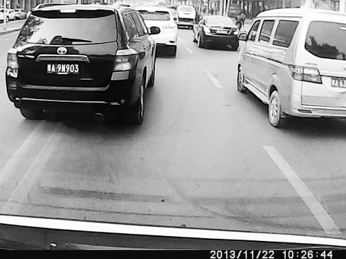 這輛黑色車輛不避讓執(zhí)行緊急任務(wù)的救護(hù)車，并壓著雙黃線變更車道。唐韜/圖