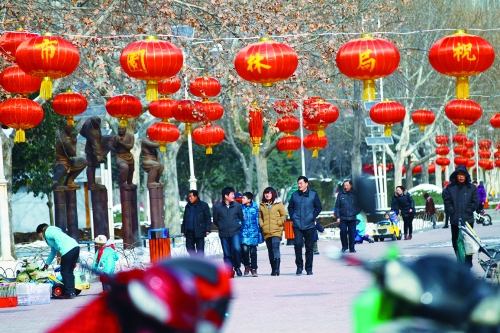 昨天，鄭州市文博廣場上已掛起了燈籠。