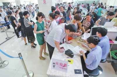 6月30日上午9時20分，鄭州市公安局出入境管理處辦事大廳內(nèi)擠滿前來辦理護照、簽證的群眾。