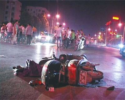 一輛白色無牌奧迪轎車在通過路口時，將一名騎電動車的女子撞飛十多米