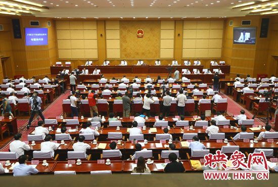 7月29日下午，河南省十二屆人大常委會第九次會議召開關于職業教育專題詢問會。
