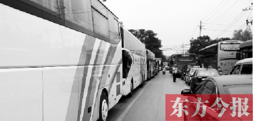 昨日，只能由東向西單行的鄭州市城南路上，闖進了由西向東行駛的大巴車，造成嚴(yán)重交通擁堵