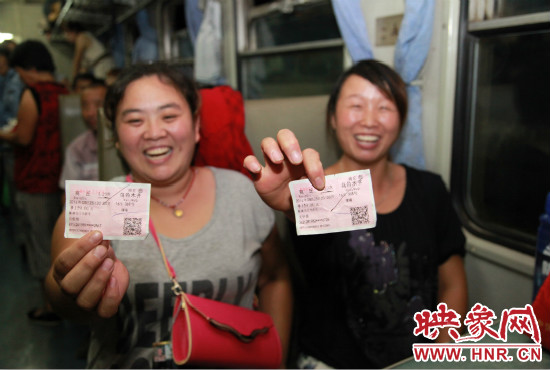 進疆棉農(nóng)展示前往烏魯木齊的車票。