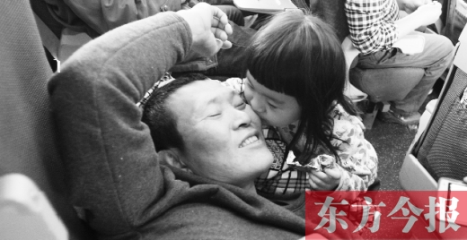 女兒嘟嘟不時的親吻是他最好的“鎮痛藥”。