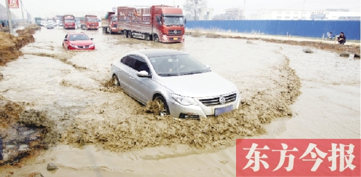 昨日的水坑現(xiàn)場，“坑車”的情況仍在繼續(xù)上演