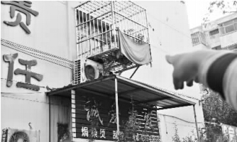 發(fā)生矛盾的一二樓鄰居，喇叭就安裝在二樓窗口。