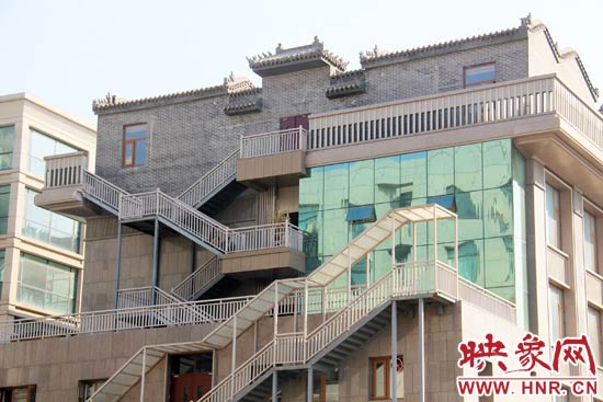 這座建筑的背面，已建好步梯。