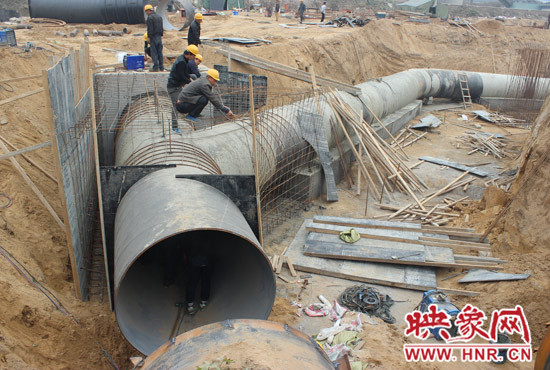 鄭州市劉灣水廠開始進行與南水北調(diào)輸水管道開始碰通施工