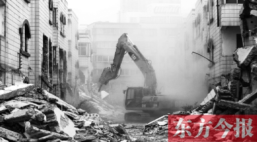 昨日，鄭州市棗莊社區(qū)拆遷現場，揚塵漫天，附近居民叫苦不迭