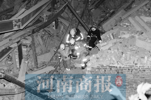 昨晚8點30分，消防員從廢墟中救出一名被埋者