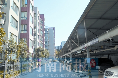 鄭州建設西路與工農(nóng)路交叉口西北角附近一小區(qū)內(nèi)，立體車庫已投入使用
