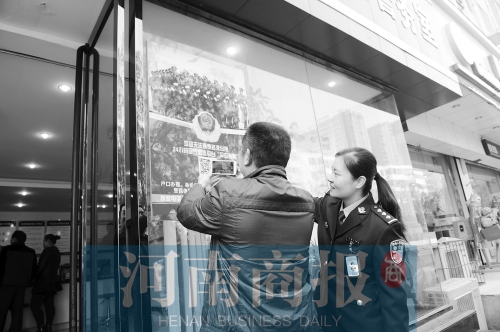 市民正在掃描二維碼，加關(guān)注
