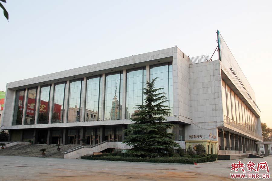 省人民會堂樓頂西側的廣告牌已經全部拆除完畢，現場的施工人員和機械設備已經全部撤離。