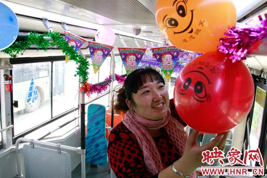 鄭州快速公交B3區間線車長李鵬云在車廂里懸掛氣球，布置圣誕車廂，營造歡樂圣誕氛圍