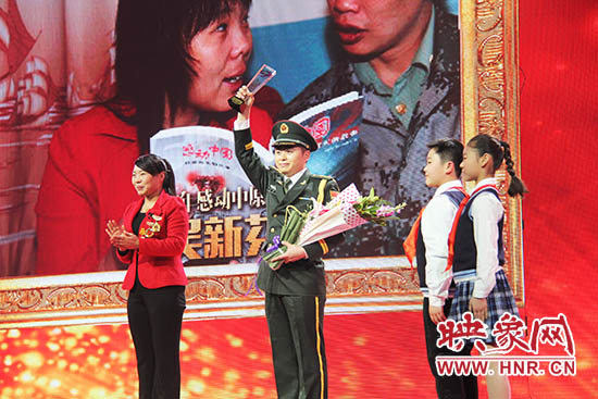 中國人民解放軍71352部隊19分隊管理員王留杰上臺接受頒獎。