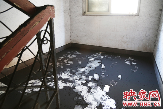 一樓到六樓的樓道內都是黑色的煙塵。