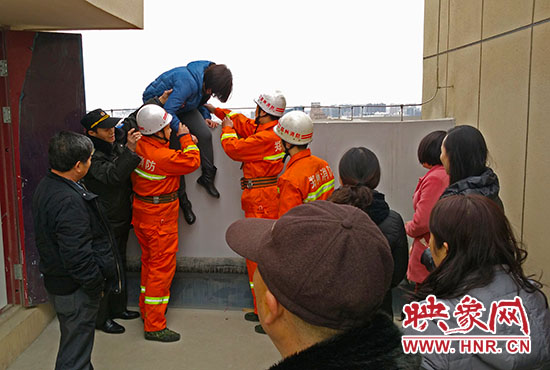 消防隊(duì)員和巡防隊(duì)員、民警將最后一名女子從樓頂救下。