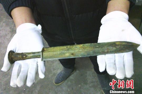 河南發(fā)掘戰(zhàn)國(guó)至東漢墓葬群 出土罕見(jiàn)青銅劍、戈（圖）
