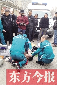 路人輪流幫醫護人員托舉吊瓶