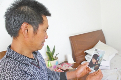 46歲的山村農民祁振崗在失去兒子的同時，又陷入了“沒錢帶兒子回家”的揪心之痛中。