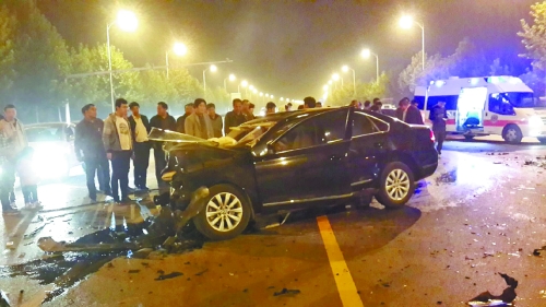 車禍發生在鄭開大道路中央雙黃線附近,現場狀況慘烈。